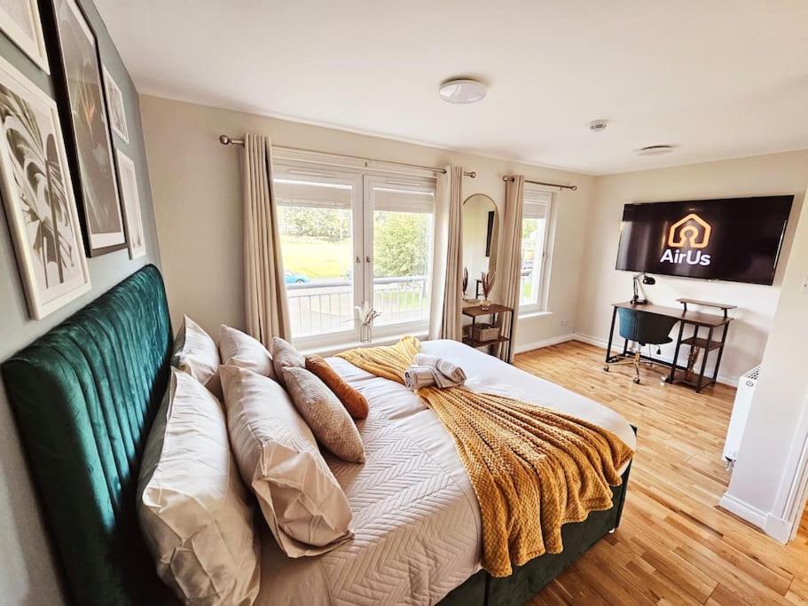 Ferienhaus Modern 5 Bedroom Townhouse With Free Parking
