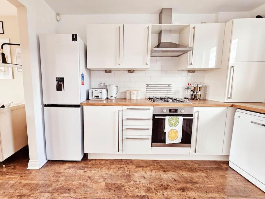 Ferienhaus Modern 5 Bedroom Townhouse With Free Parking *