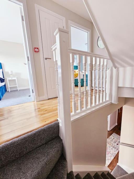 Ferienhaus Modern 5 Bedroom Townhouse With Free Parking *