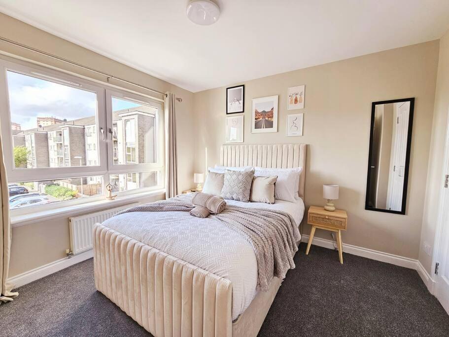 Modern 5 Bedroom Townhouse With Free Parking Ferienhaus
