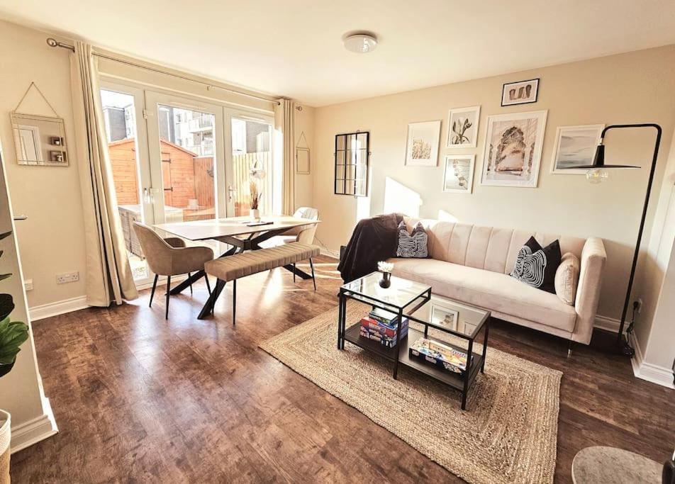 Modern 5 Bedroom Townhouse With Free Parking Ferienhaus