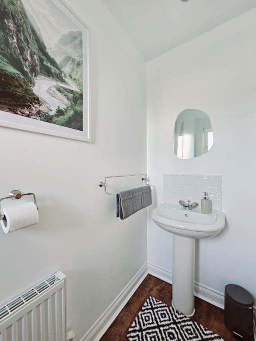 Ferienhaus Modern 5 Bedroom Townhouse With Free Parking