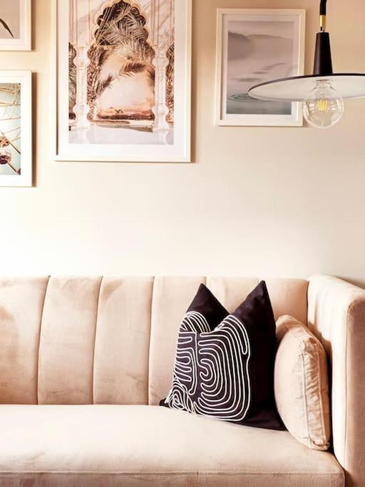 Modern 5 Bedroom Townhouse With Free Parking Ferienhaus