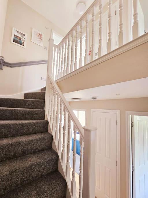 Modern 5 Bedroom Townhouse With Free Parking Ferienhaus *