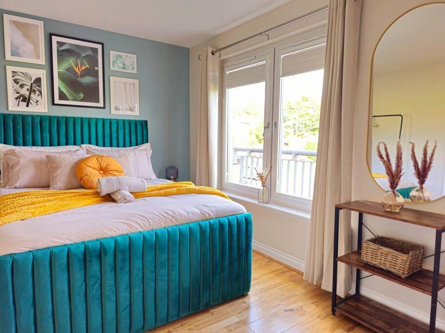 Ferienhaus Modern 5 Bedroom Townhouse With Free Parking
