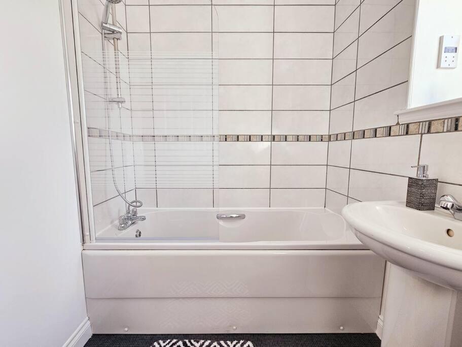 Modern 5 Bedroom Townhouse With Free Parking Ferienhaus *