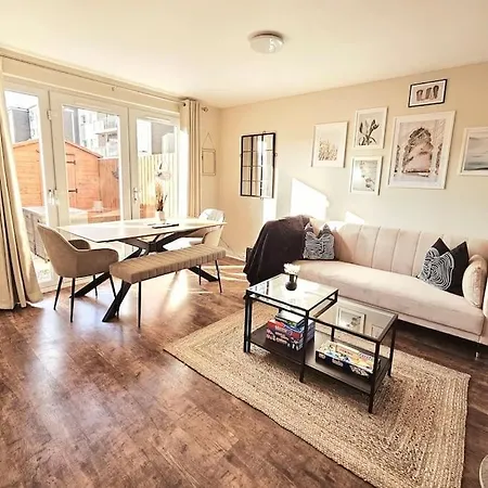 Modern 5 Bedroom Townhouse With Free Parking Glasgow Exterior photo