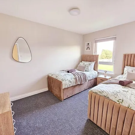 Modern 5 Bedroom Townhouse With Free Parking Glasgow Exterior photo