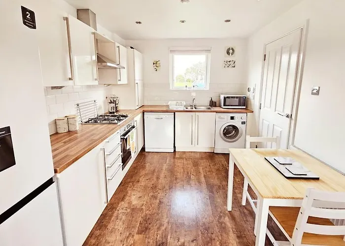 Modern 5 Bedroom Townhouse With Free Parking