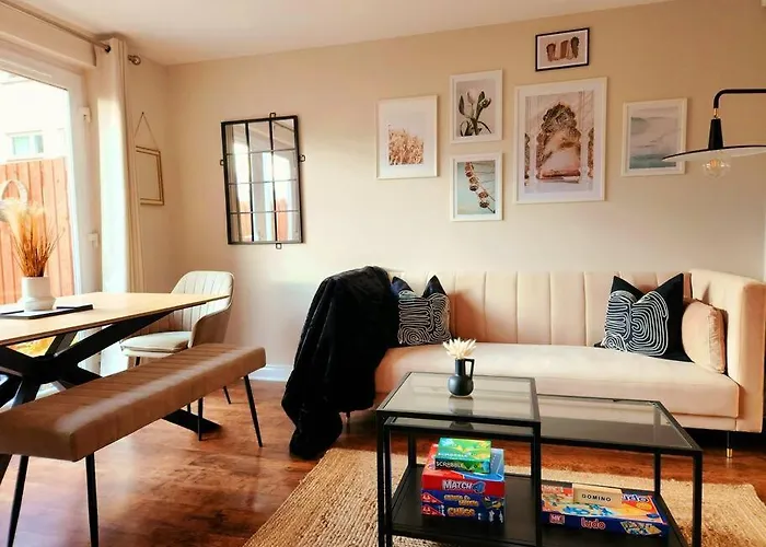 Modern 5 Bedroom Townhouse With Free Parking