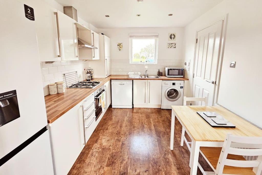 Modern 5 Bedroom Townhouse With Free Parking Casa vacanze *